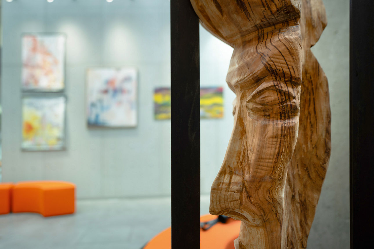 Eine Holzskulptur in der Volksbank-Lobby im Rahmen der Ausstellung Schein & Sein.
