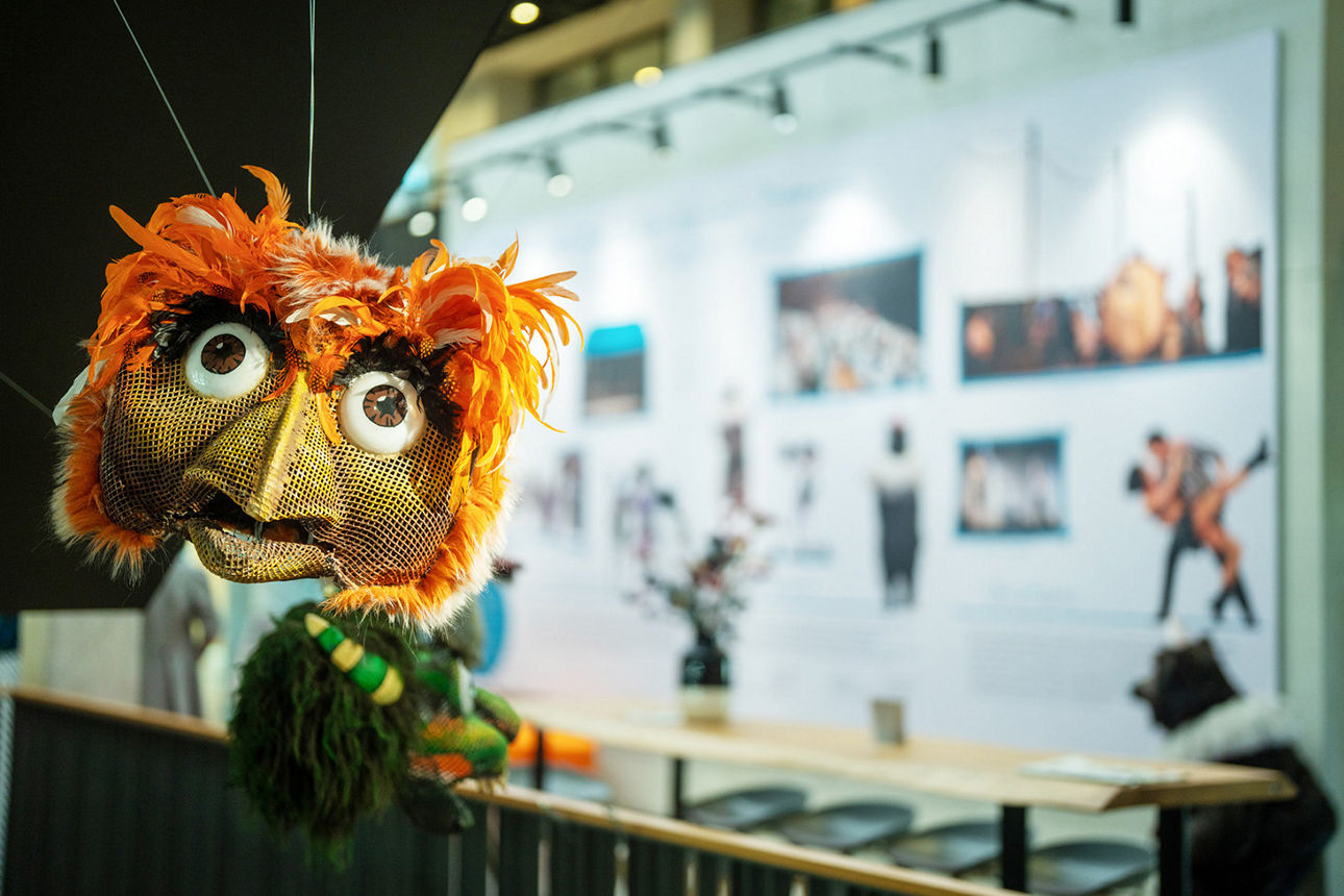 Eine Maske hängt in der Volksbank-Lobby im Rahmen der neuen Theater Ausstellung.