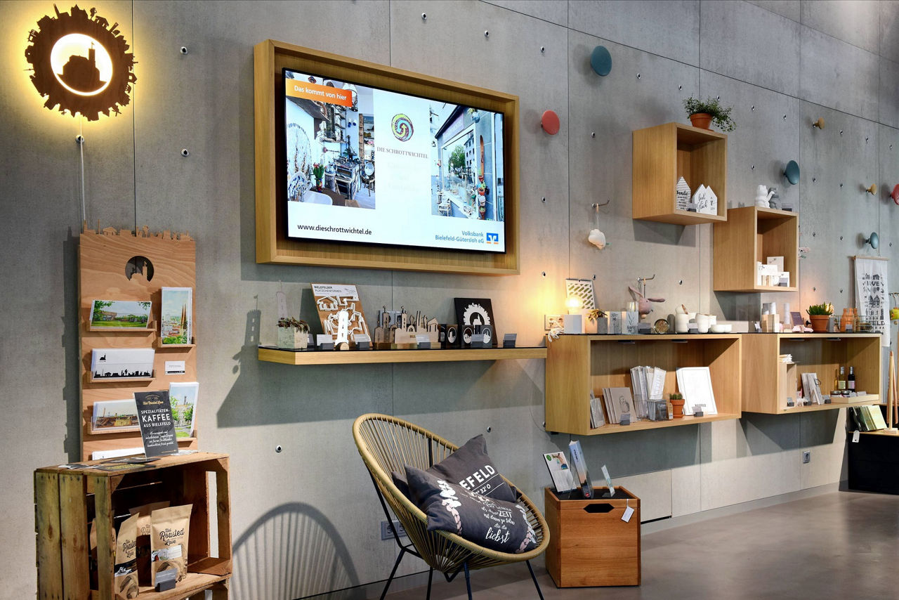 Produktwand vom Concept-Store in der Volksbank-Lobby in Bielefeld
