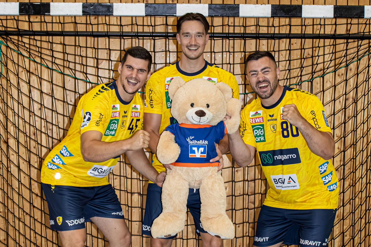 Drei Spieler der Rhein-Neckar-Löwen mit TeilhaBÄR.