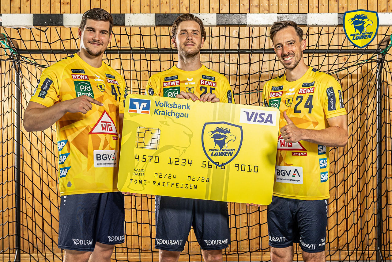 Drei Spieler der Rhein-Neckar Löwen mit großer Kreditkarte