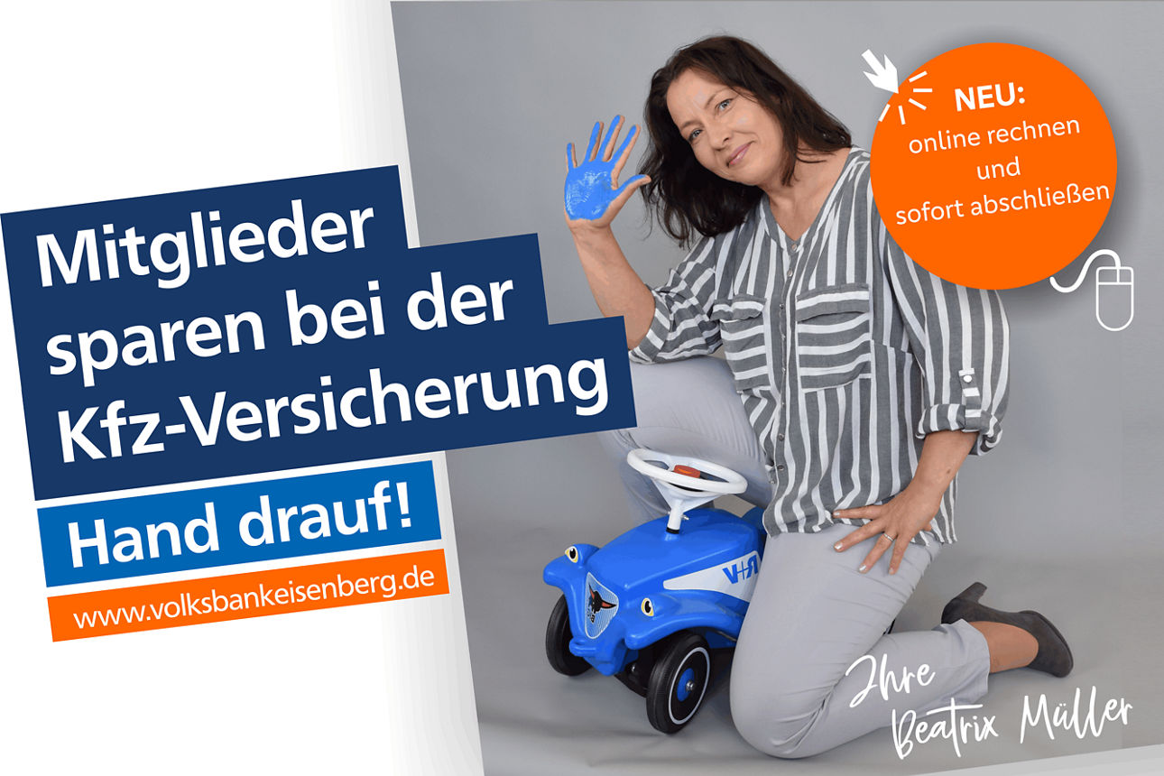 Unsere Versicherungsexpertin Beatrix Müller grüßt Sie mit unserem Blaue-Hand-Symbol für Mitglieder auf einem blauen Bobbycar