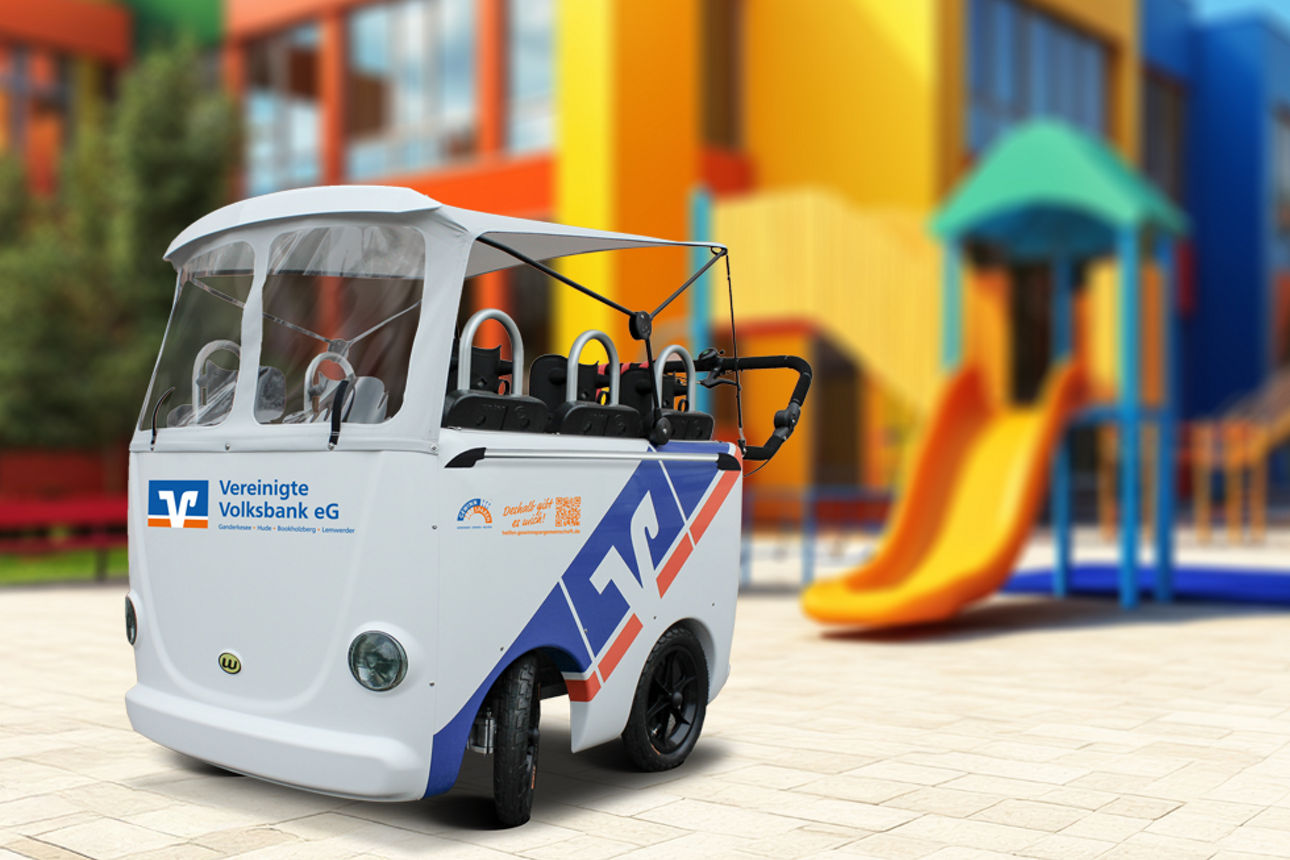 Eine Familie lacht zusammen und schaut auf ein Smartphone