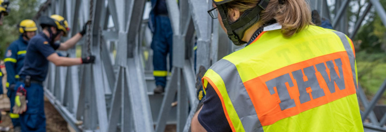 Mitglieder des THWs bauen an einer Brücke