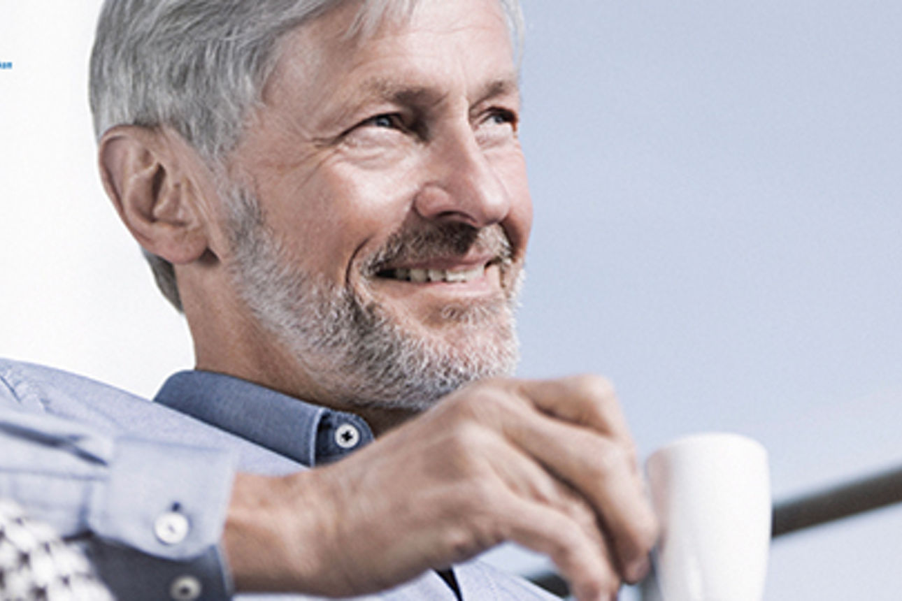 ein Mann trinkt Kaffee