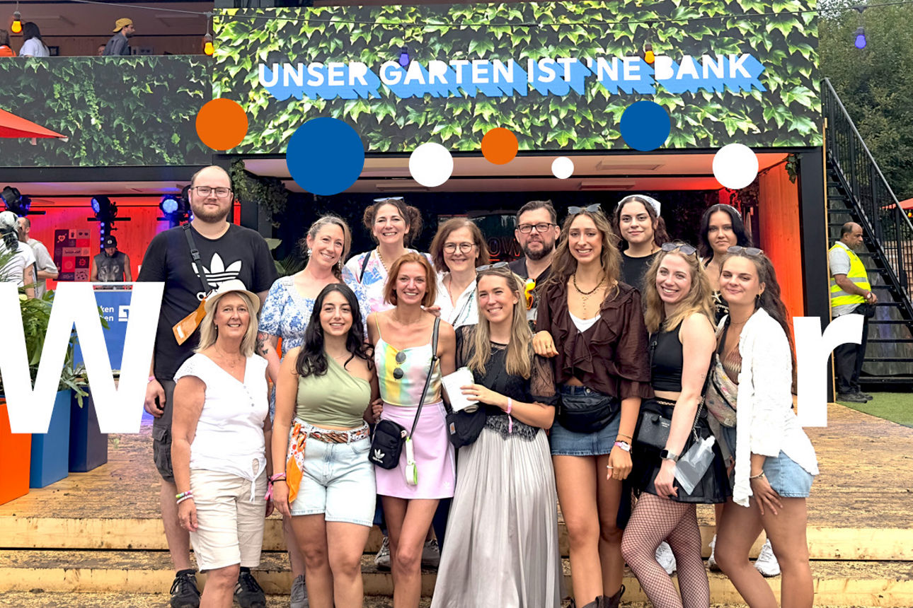 Mitarbeiter der Märkischen Bank vor dem Volksbanken-Stand auf den San Hejmo im WIR Motiv