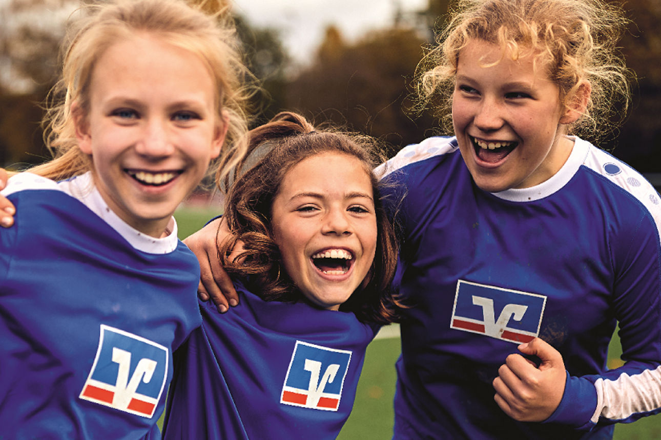 Drei jubelnde Mädchen im Volksbank Trikot