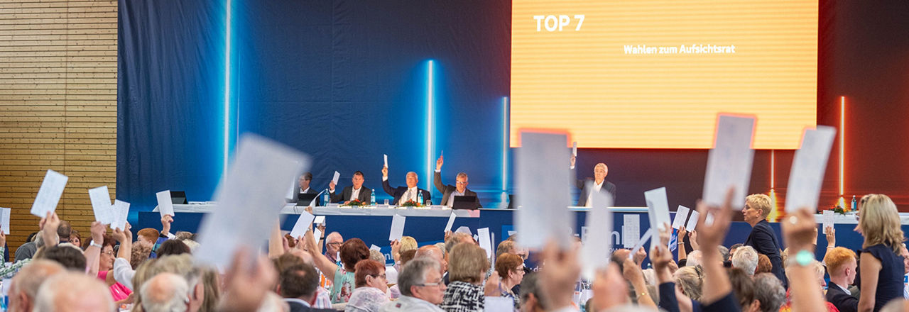Kunden stimmen mit der Stimmkarte auf der Generalversammlung ab