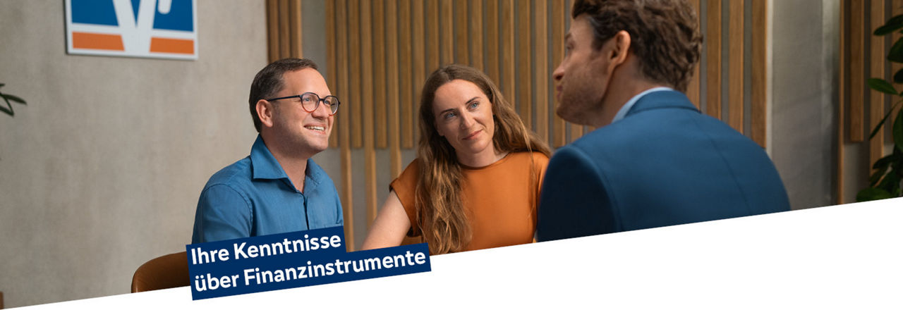 Mann und Frau sitzen beim Berater und unterhalten sich über die Wertpapierkenntnisse