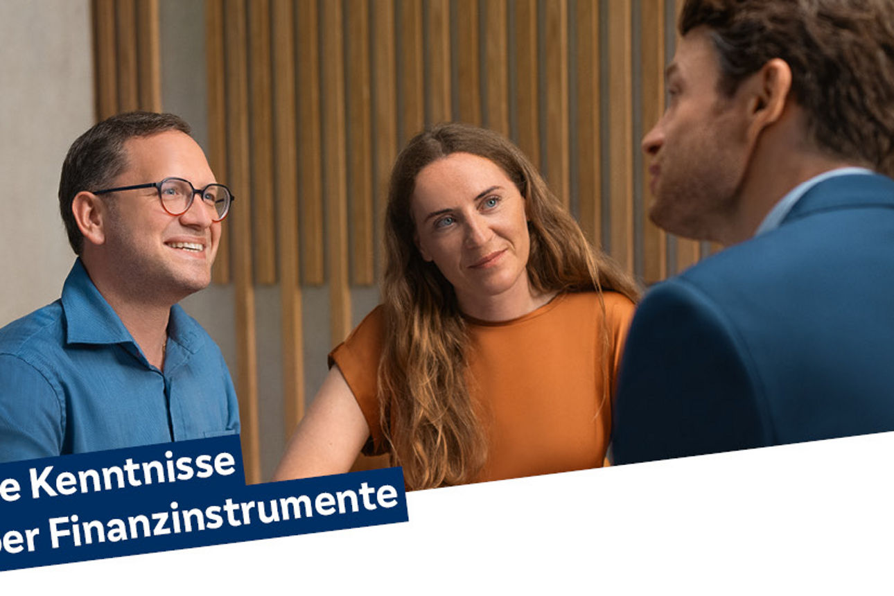 Mann und Frau sitzen beim Berater und unterhalten sich über die Wertpapierkenntnisse