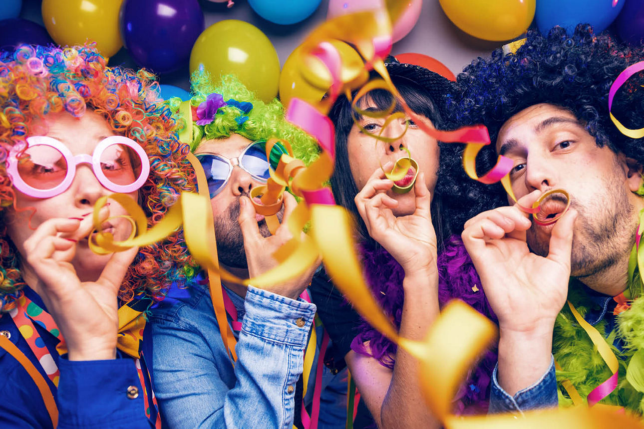 Fröhliche Menschen feiern Fasnacht