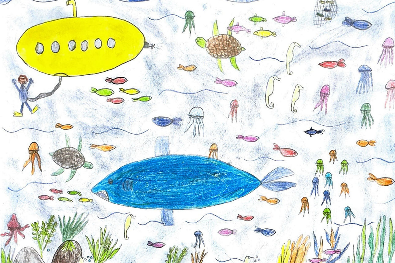 Auf einer Zeichnung schwimmen viele große und kleine Fische und ein U-Boot im Meer