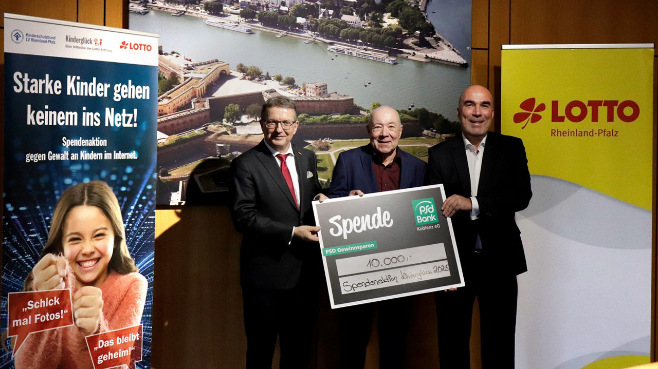 Mehrere Personen halten einen Scheck