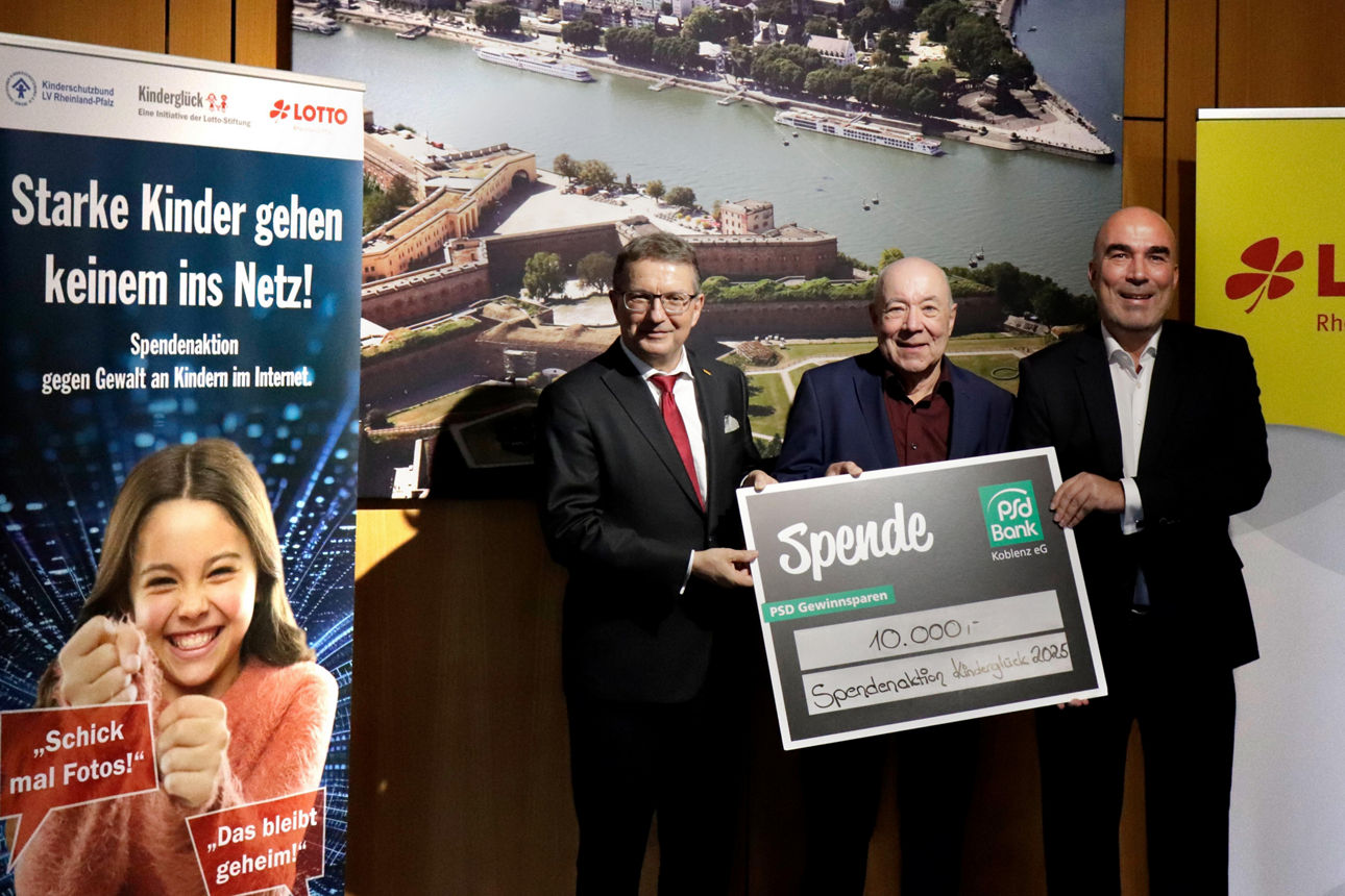 Eine Gruppe Personen posiert mit einem Spendenscheck