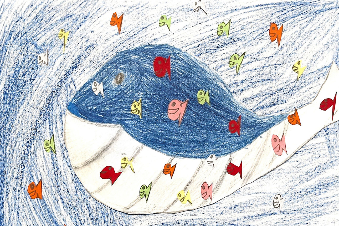 Auf einer Zeichnung schwimmt ein großer blau-weißer Wal zwischen vielen kleinen Fischen im Meer
