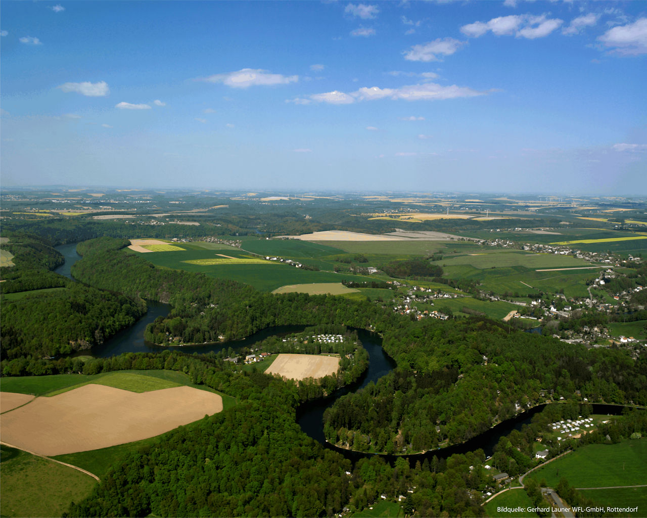 Luftbild vom Zschopautal mit viel grün und dem Fluss