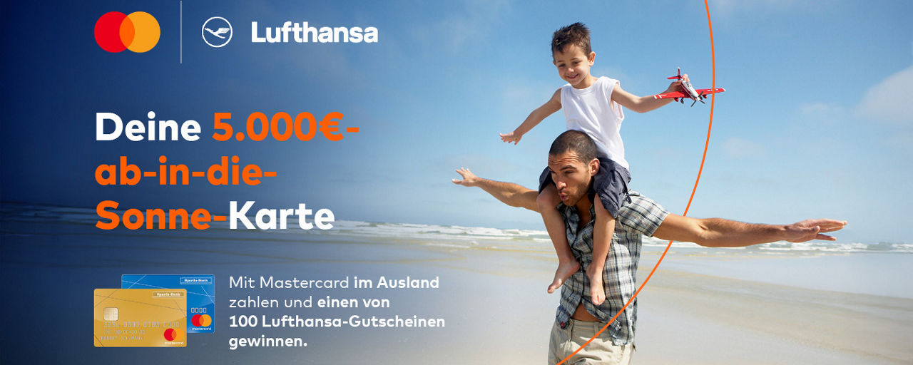Vater trägt seinen Sohn auf den Schulter am Strand
