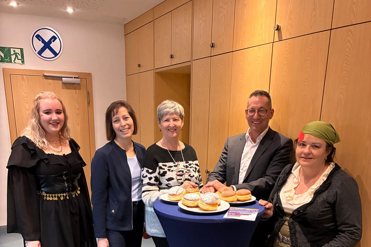 Vorstand Löhner mit Mitarbeiterinnen am Lumpigen Donnerstag