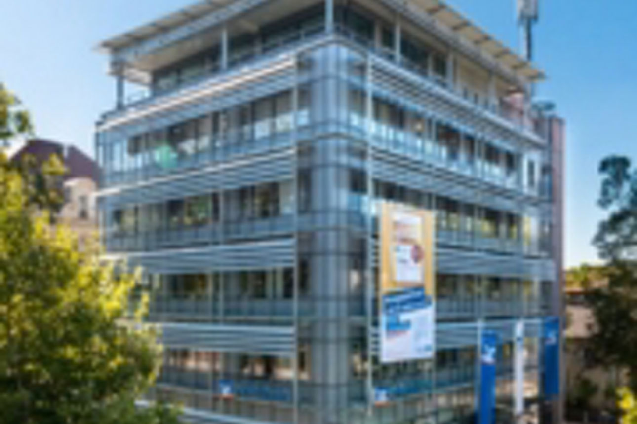 Blick auf das Gebäude der Volksbank am Lutherplatz