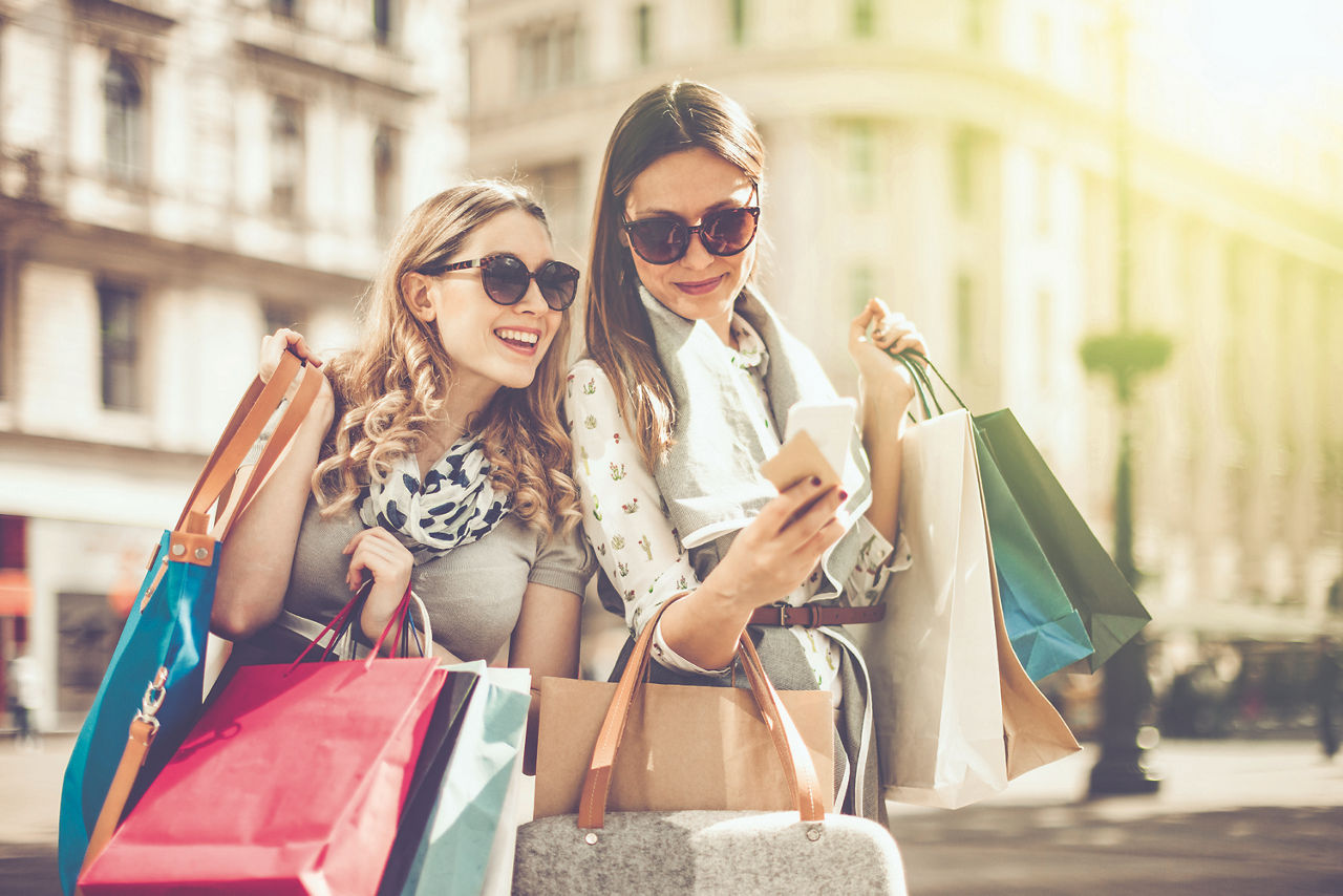 Zwei Mädchen beim shoppen mit Tüten in der Hand