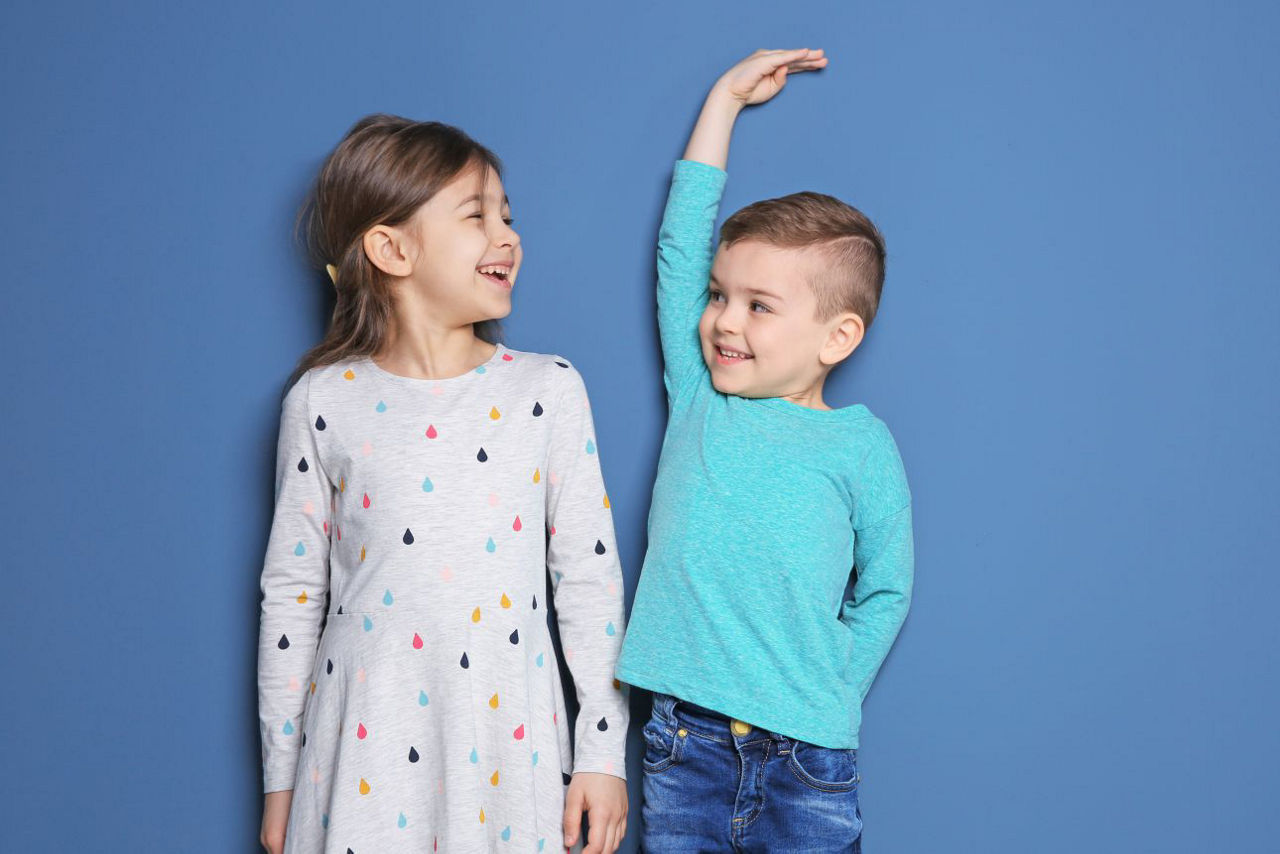 Mädchen und Junge stehen nebeneinander