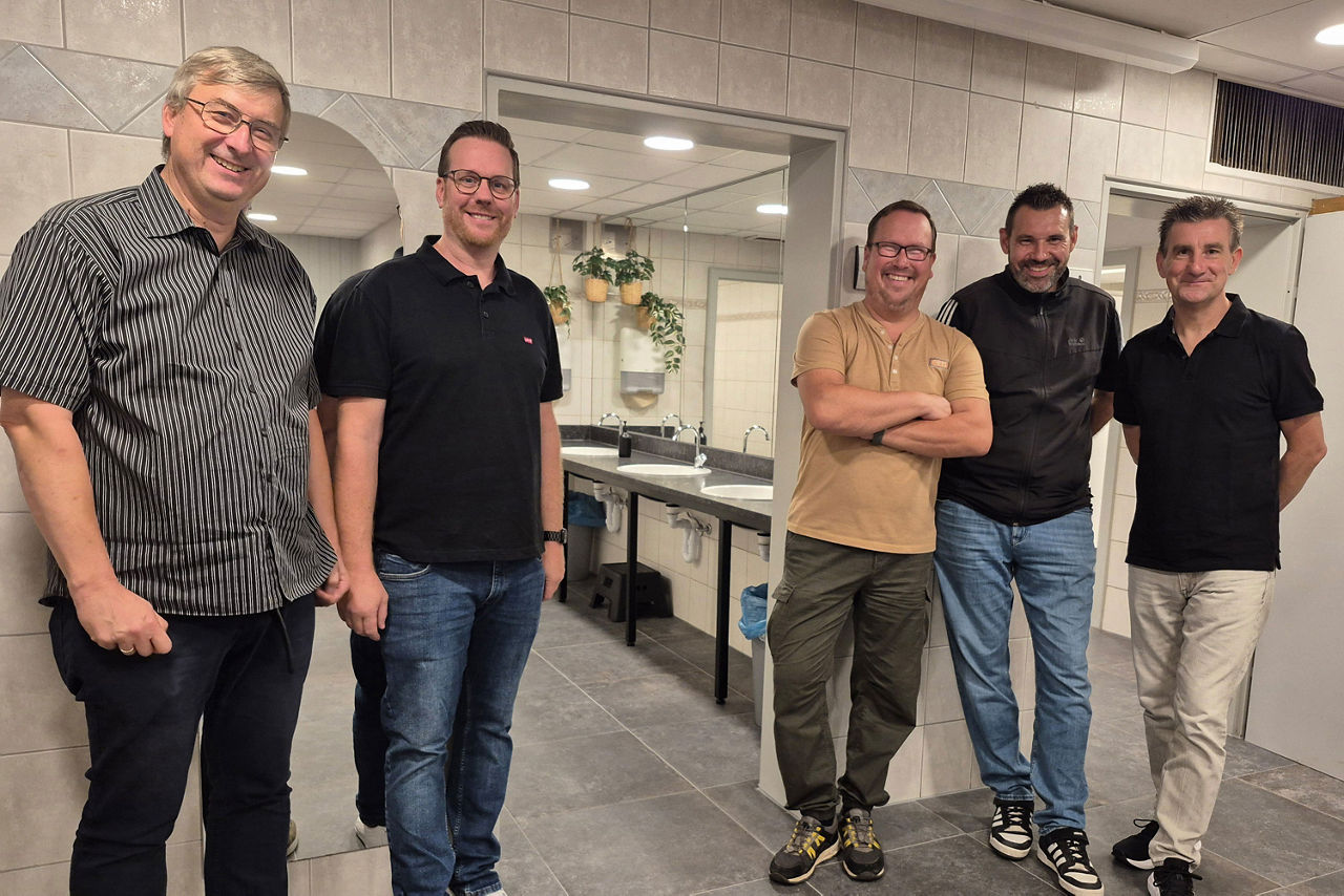 Männer-stehen-zusammen-im-frisch-sanierten-Keller-des-Hubertussaals