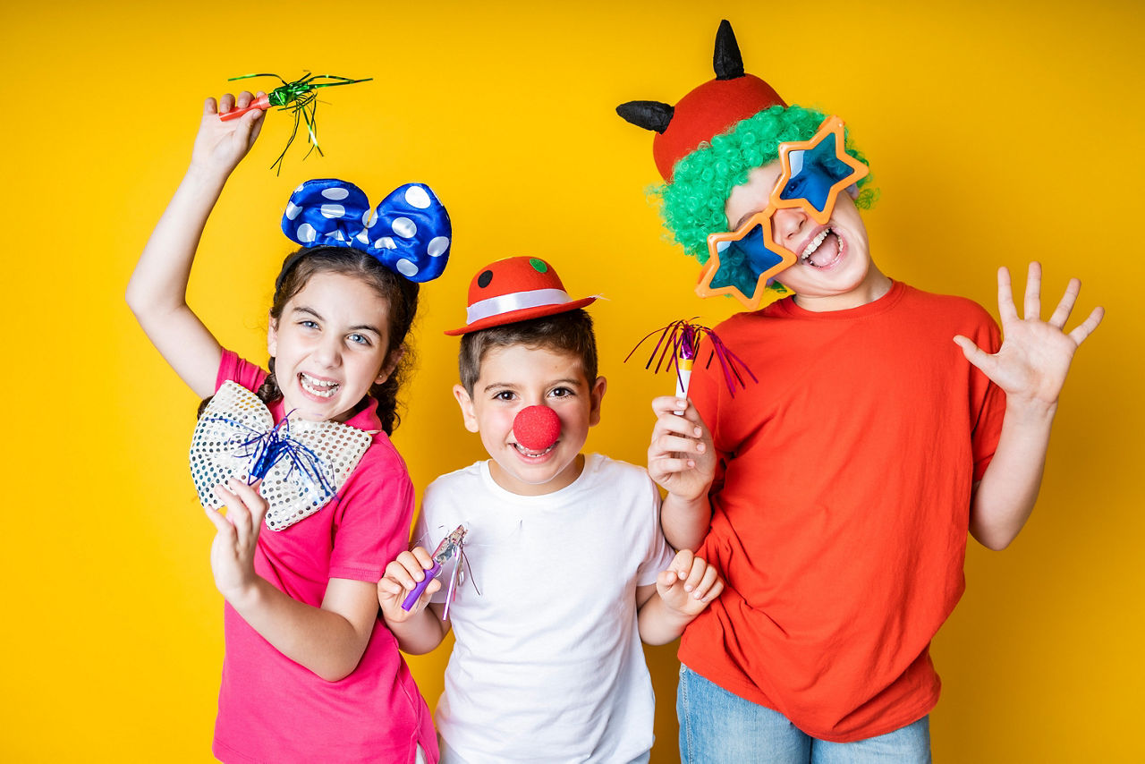 März Titelbild Kinder in Faschingskostümen
