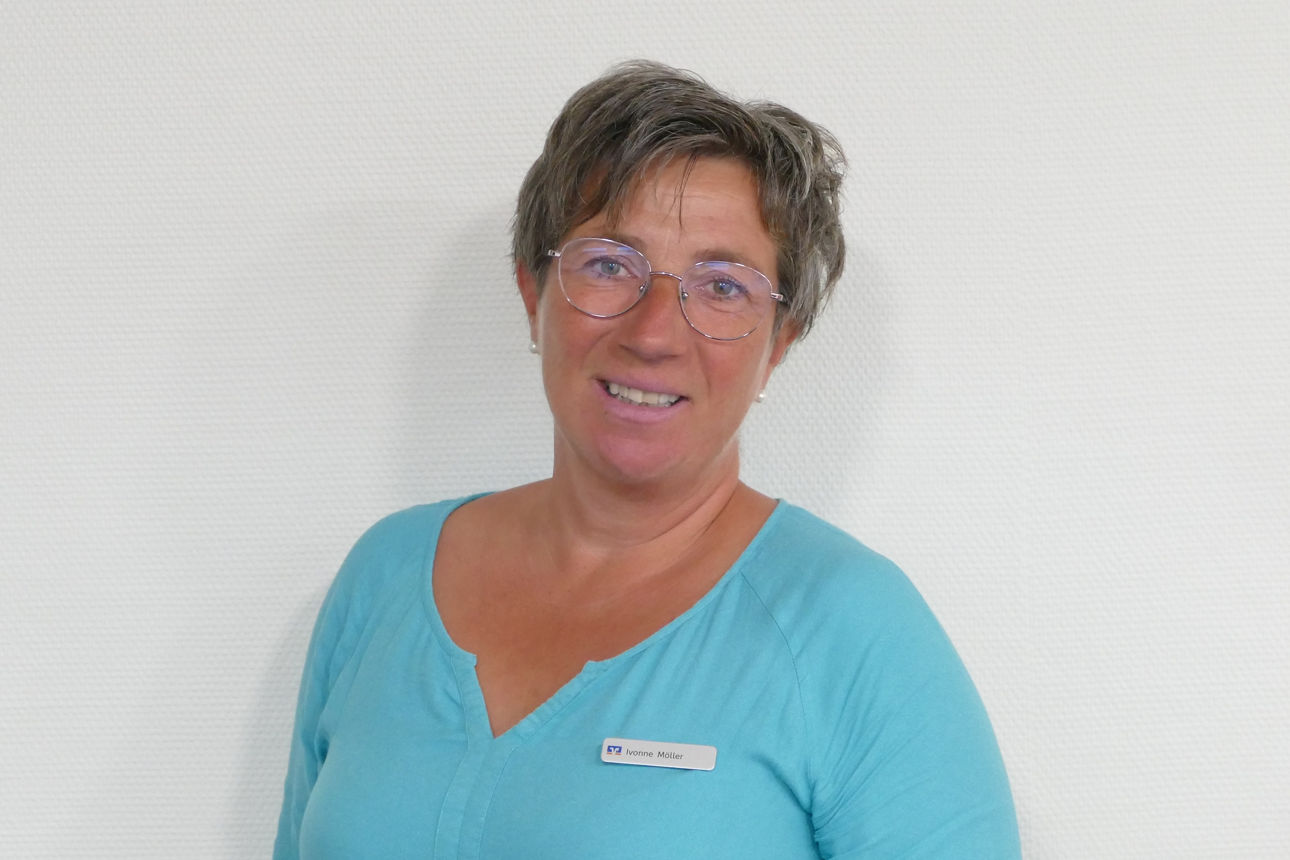 Eine Frau lächelt in die Kamera