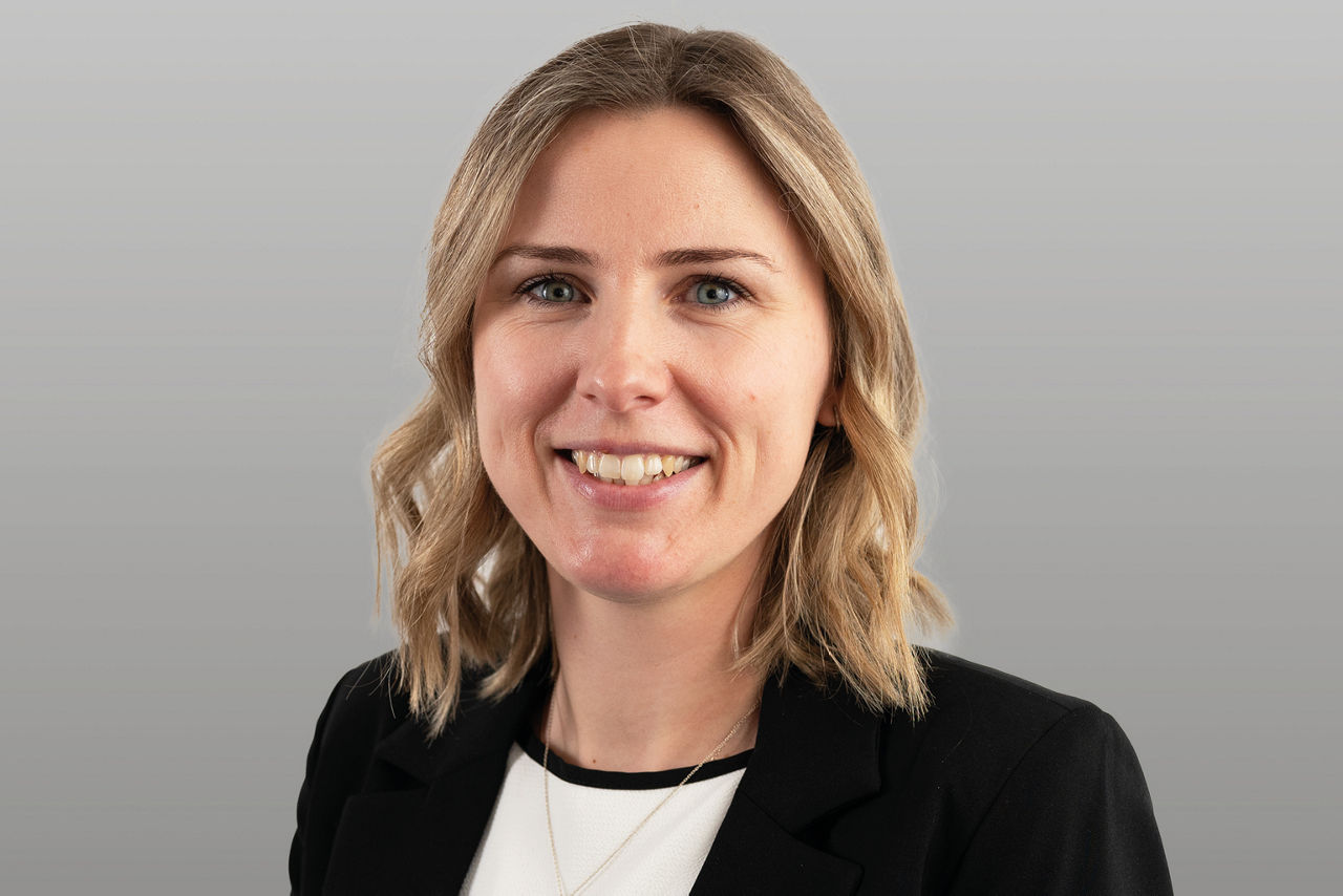 Privatkundenberater Katrin Müllenmeister  vor grauen Hintergrund
