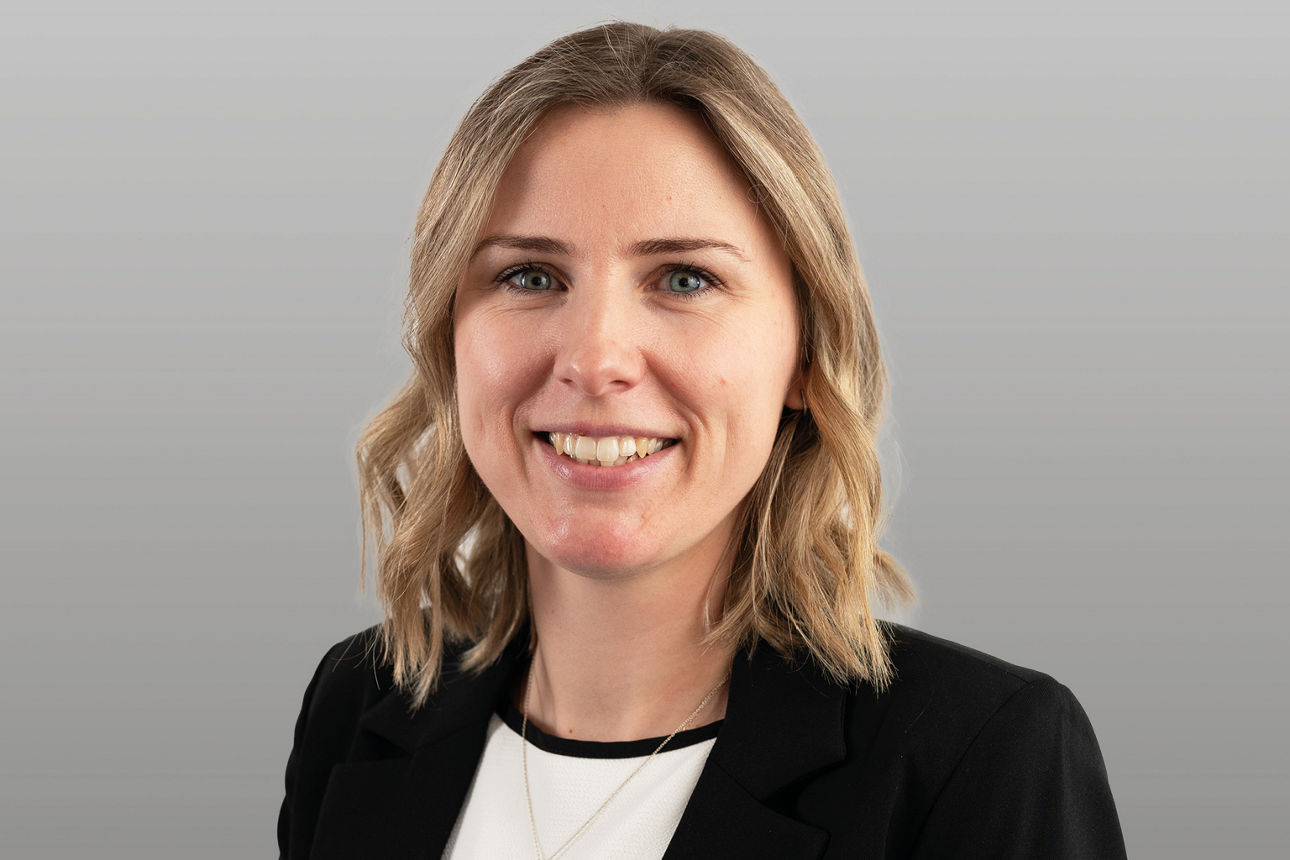 Privatkundenberater Katrin Müllenmeister  vor grauen Hintergrund