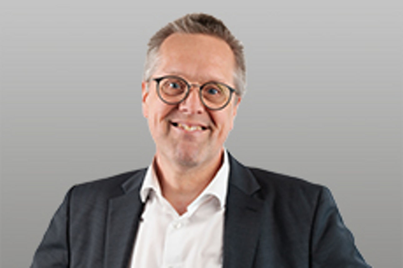 Martin Müller vor grauem Hintergrund