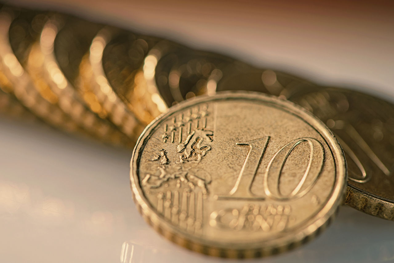 d10 Cent Münze liegt auf der Zahl Seite