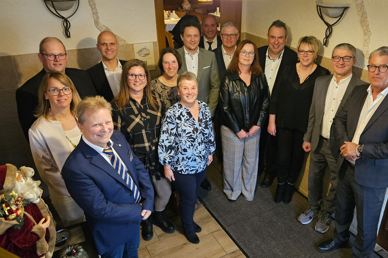 Die Gruppe der Jubilare lächelt mit den Vorständen in die Kamera
