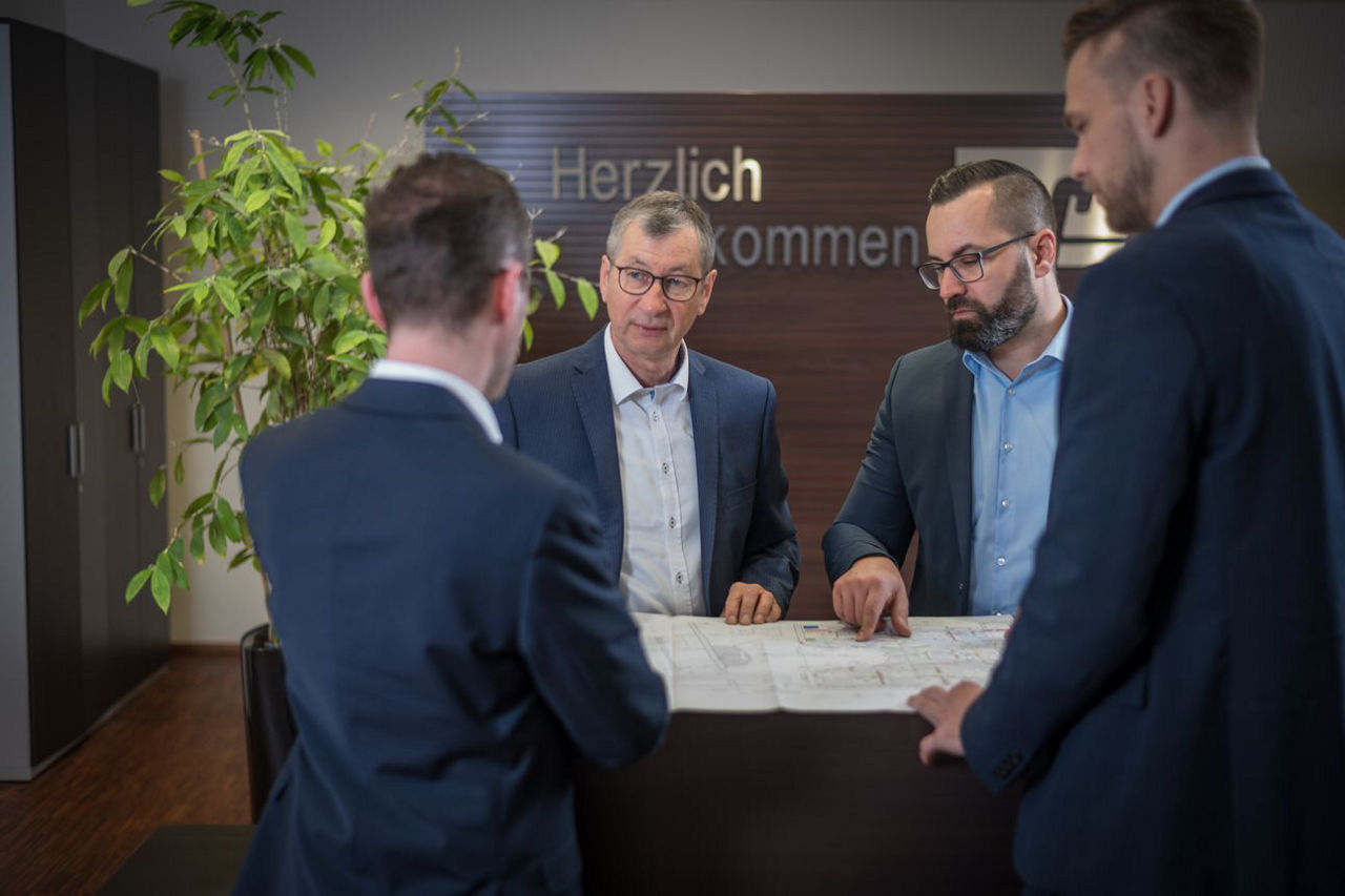 Älterer Mann sitzt lachend auf Landmaschine