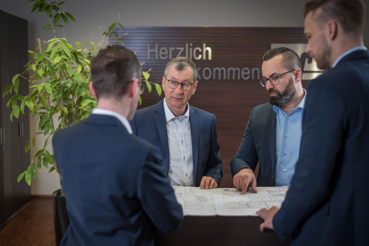 Älterer Mann sitzt lachend auf Landmaschine