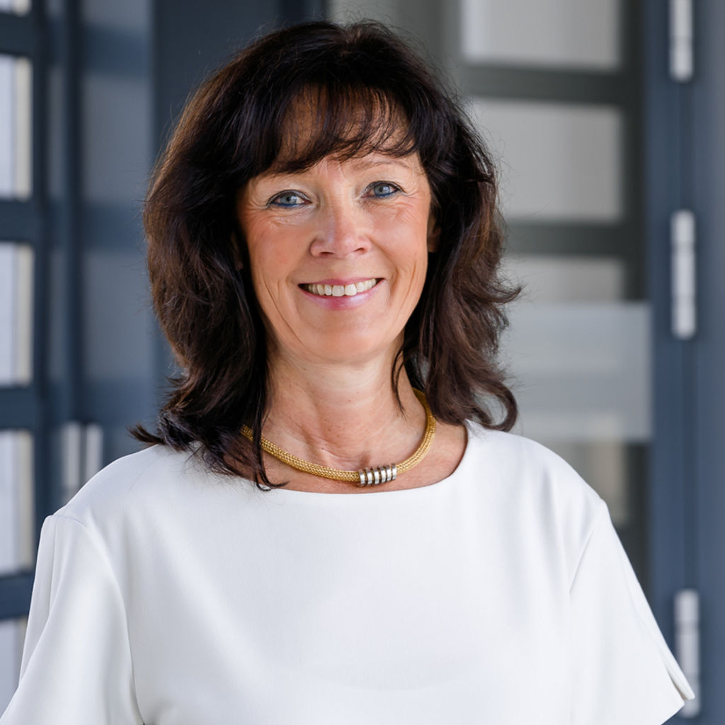 Mitarbeiterbild Anlageberaterin Claudia Schulhauser