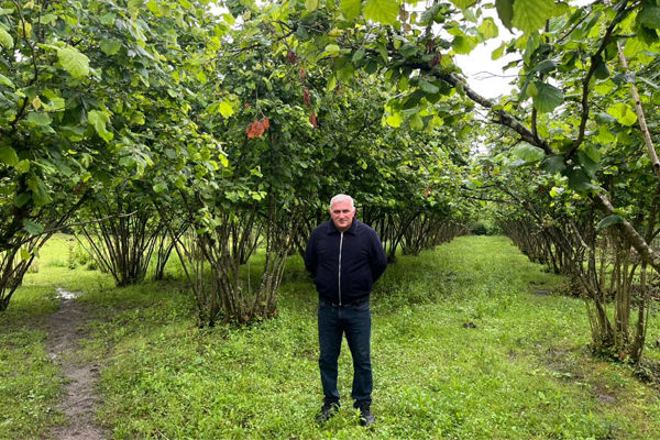 Landwirt Albert Pertia auf seinem Grundstück in Georgien