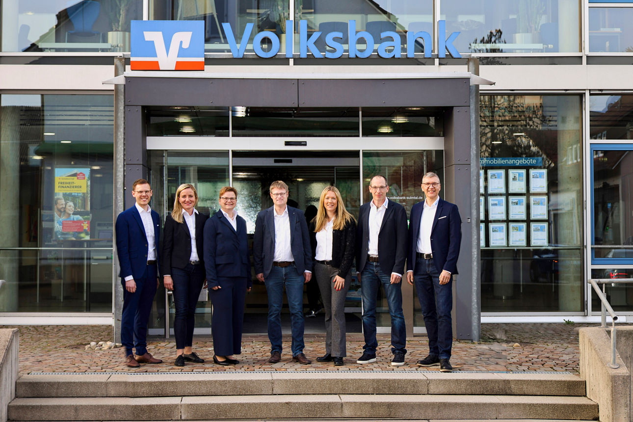 Unsere Aufsichtsräte vor dem Bankgebäude