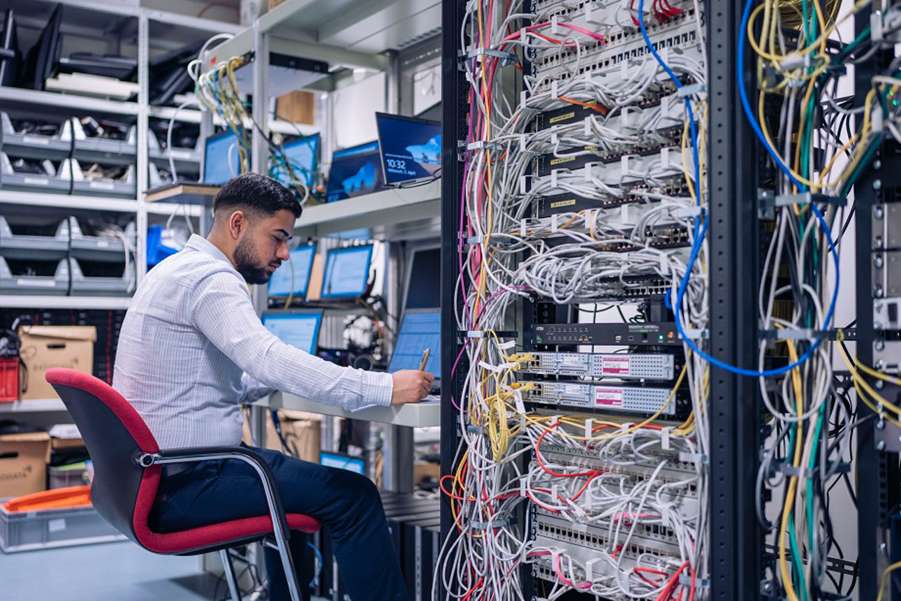 IT-Techniker verkabel einen Server-Schaltschrank