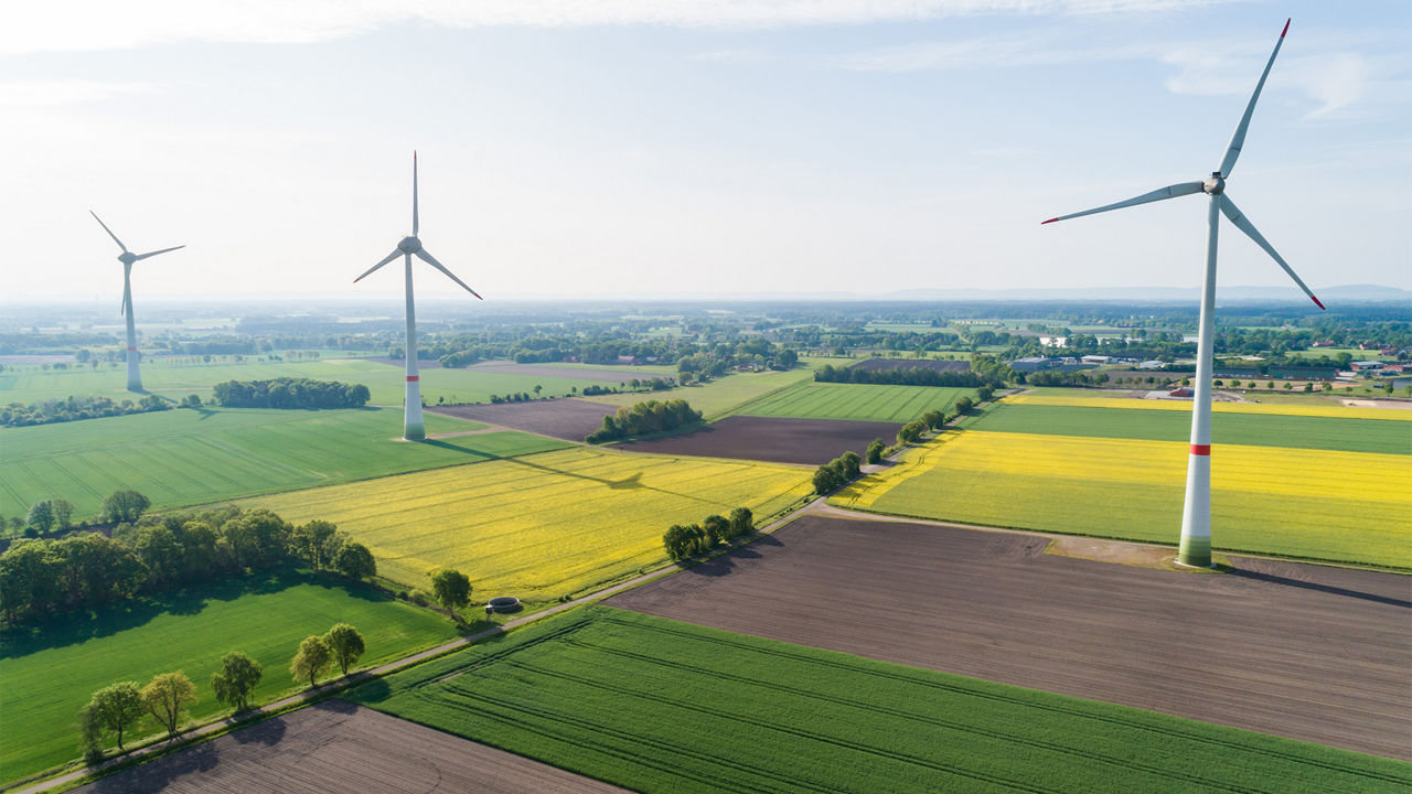 Windkraftanlage in der Morgensonne aus der Luft 