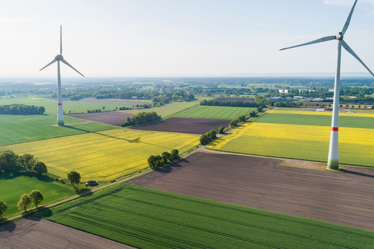 Windkraftanlage in der Morgensonne aus der Luft 