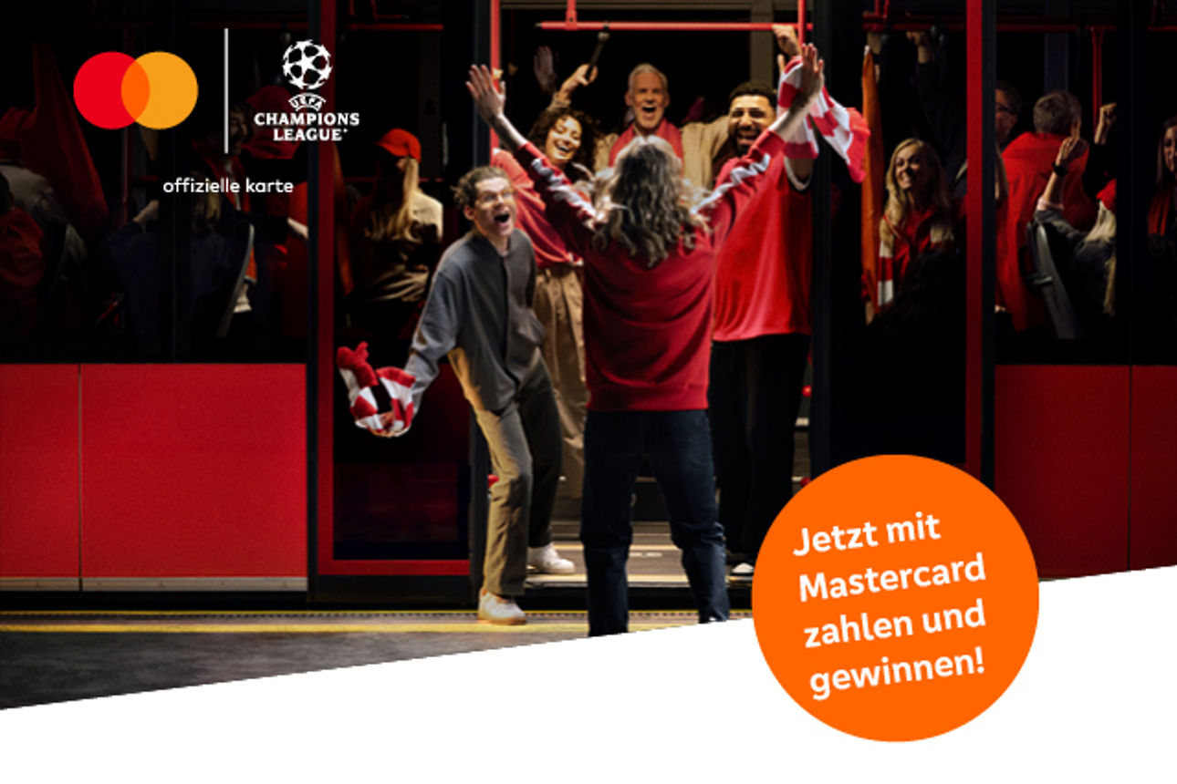 Familie sitzt im Wohnzimmer zusammen auf dem Boden