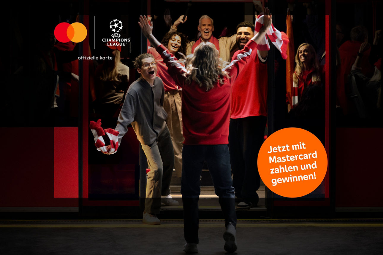 Jubelnde Menschen vor einem roten Bus, eine Person mit ausgebreiteten Armen davor.Text:Jetzt mit Mastercard zahlen und gewinn