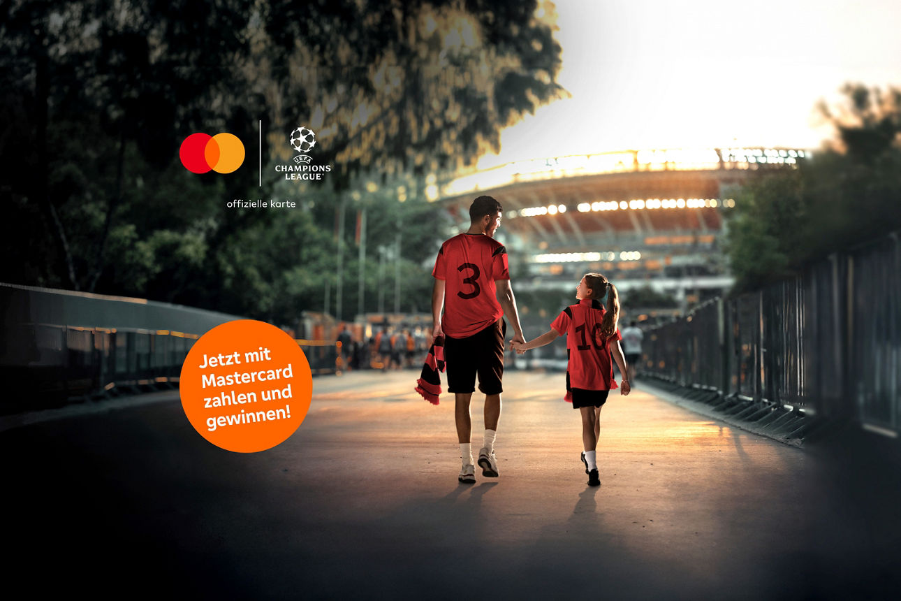 Familie sitzt im Wohnzimmer zusammen auf dem Boden