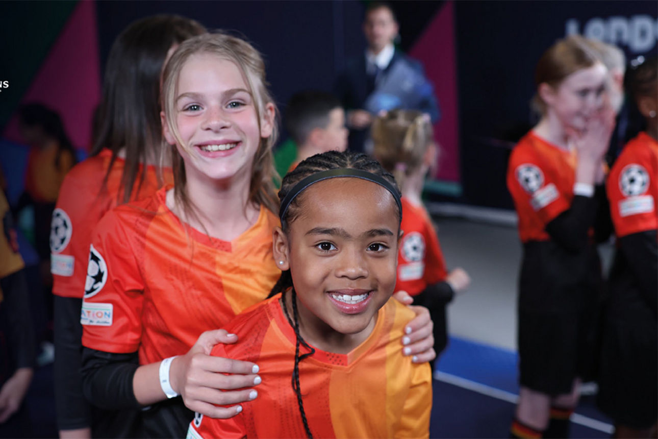 Mädchen in Trikots beim Fussballspiel in einer Reihe aufgestellt