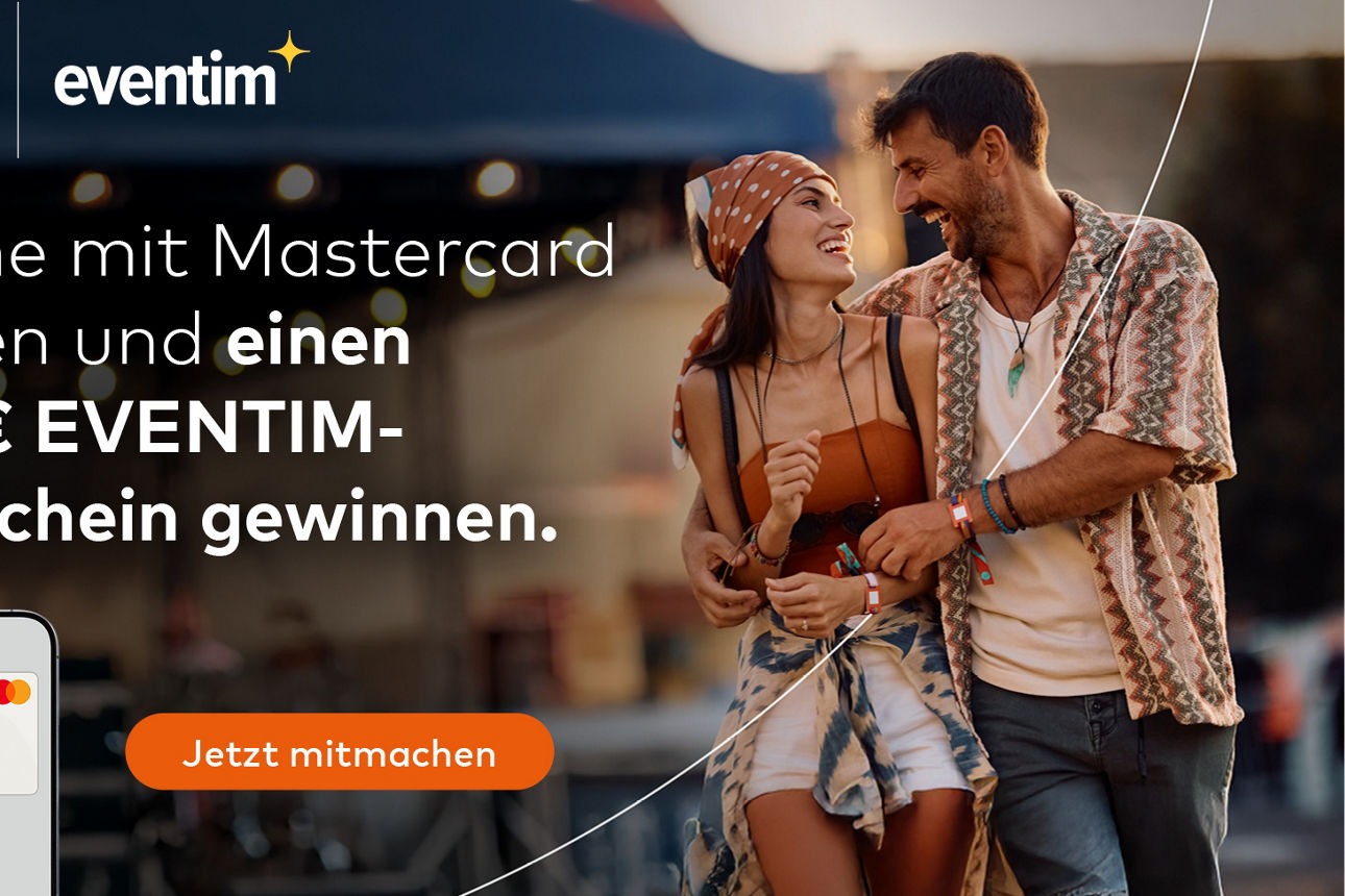 KeyVisual der Mastercard-Eventim Kampagne - ein Paar läuft eng umschlungen 