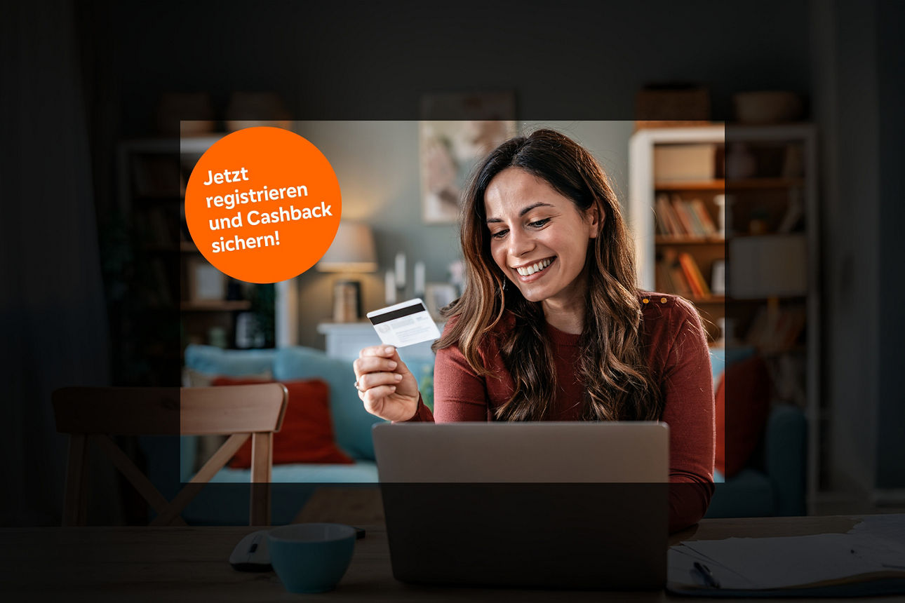 Frau sitzt mit der Mastercard am Laptop