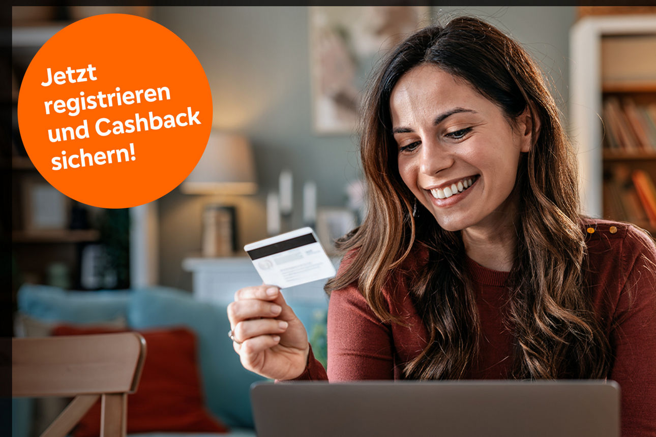 Eine Frau vor ihrem Laptop hält ihre Mastercard in der Hand und lacht. Aufschrift: Jetzt registrieren und Cashback sichern