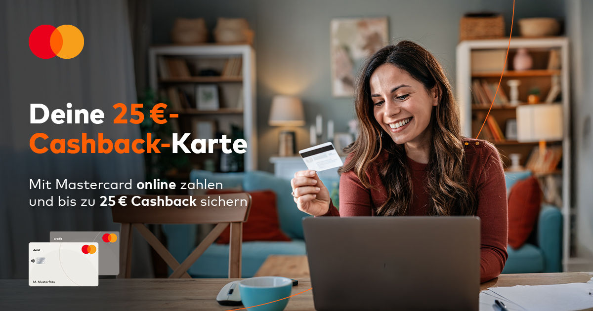 Eine junge Frau sitzt vor Ihrem Laptop mit einer Mastercard in der Hand