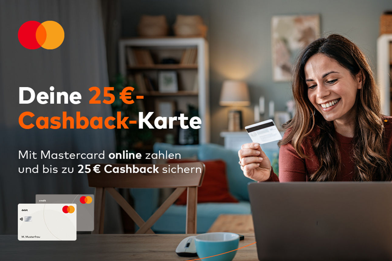 Eine junge Frau sitzt vor Ihrem Laptop mit einer Mastercard in der Hand